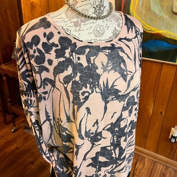 🛍️ BUFFALO JEANS Pale pink and black abstract floral loose fit sweater size S. - Picture 4 of 11